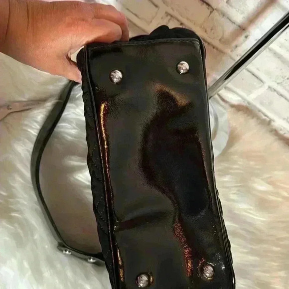 Vera Bradley black microfiber quilted shoulder bag end pockets interior pockets - Picture 8 of 8